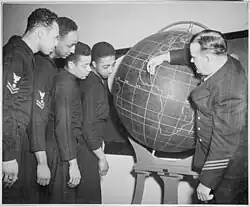 Induktionsglobus mit Gradnetz sowie Stummer Karte der Küstenlinien der Kontinente