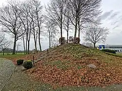 Der „Jedutenhügel“ in Jeringhave diente laut eines Gedenksteines vor Ort als nautische Landmarke, Pestkanzel, Alarmplatz und Gerichtshügel.