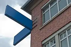 von – bis – hier von Nikolaus Koliusis, 2021, bei Tag, an der Fassade der Wandel-Hallen in Reutlingen