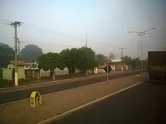 Die BR-262 führt durch den Ort