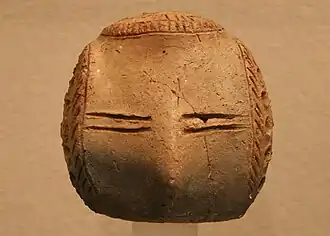 Kopf einer Frauenstatuette