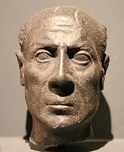 Kopf der Statue eines Mannes