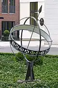 Äquatorial-Sonnenuhr (1971), Stahl.geschm., beim Herrenhaus Wellingsbüttel im Stadtteil Wellingsbüttel von Hamburg