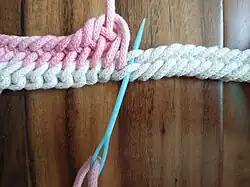 Bottom1+F1 = unterer Schlingen­bogen, dann oberer Schlingen­bogen (Åsle-Stich)