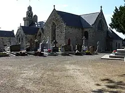 Dorfkirche Notre Dame und Friedhof