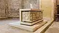 Der als Altar verwendete Sarkophag