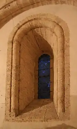 Apsisfenster mit Wulstrahmung als Dreiviertelstab