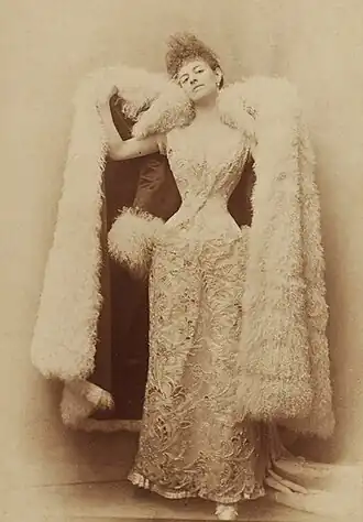 Im Ballkleid mit Mantel, Foto von Otto Wegener, 1887 (Sammlung Musée Galliera)