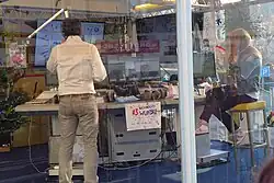 Die 3 Moderatoren während der Sendung im Studio