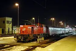 Die ÖBB 2070 035-7 stellt einen Wendezug in St. Pölten Hbf bereit, Februar 2003