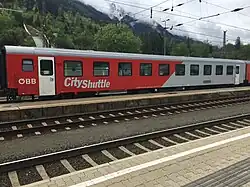 Modernisierter Wendezugwagen 21-73 103-0 in aufgefrischter Lackierung und der neuen ÖBB-Wortmarke.
