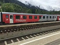 Wendezugwagen 21-73 806-8 erhielt bei einer Neulackierung wieder den historischen Pflatsch und Wagenklassenanzeiger.