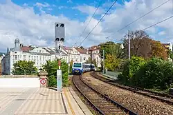 Trassierung nördlich der Station Gersthof; Blickrichtung Norden (Krottenbachstrasse), Zug auf der Brücke über die Gentzgasse