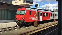 80-73 039-4 ist Ende 2021 der letzte Steuerwagen der mit beiden Logos geschmückt ist. Die ÖBB-Wortmarke befindet sich vorne links unterhalb vom Führerstand, der Pflatsch seitlich.