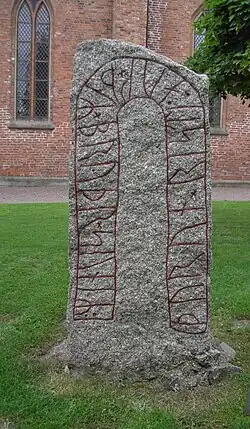 Runenstein Ög 165 an der Vårfrukyrkan