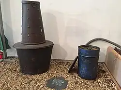 Alter Ölofen (links) und eine Frostkerze im Weinbau-Museum an der Loire in Clisson.