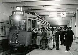 Stockholm, 1933: Zug der Örbybana an der Station Ringvägen (heute Skanstull) der ursprünglichen tunnelbana, eines Straßenbahntunnels, der 1950 von der Grünen Linie übernommen wurde