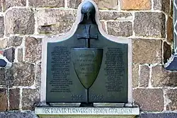 Gedenktafel des Bozner Turnvereins an der Außenwand der Kapelle