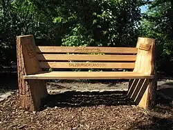 Almbank mit Werbung für das Salzburger Land