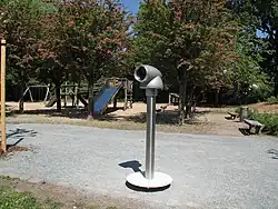 Installation „Fernrohr“ mit Motiv Tiroler Alpen (VISCOPE Outdoor); Spielplatz