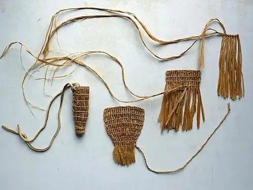 Die Herstellungsschritte der Rekonstruktion der Dolchscheide von Ötzi.