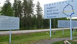 Polarkreispassage der E&nbsp;10 zwischen den Weilern (småorter) Yttre Lansjärv und Naisjärv in der Gemeinde Överkalix