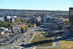 Foto einer Stadt mit Hochhäusern und breiten Straßen
