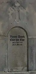 Friedhof Prag-Olšany, Grabplatte von Čeněk Daněk, entgegen[1] mit dem Geburtsjahr 1826 beschriftet