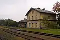Bahnhof Černovice u Chomutova (2010), das Empfangsgebäude wurde 2014 abgerissen
