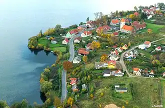 Die Kirche Świętajno – mitten im Dorf