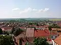 Blick von der Terrasse von Schloss Mikulov auf den Galgenberg (etwas links der Mitte). Rechts dahinter erkennt man weitere Klippen der Waschbergzone.