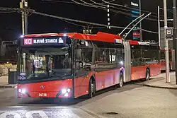 Gelenk-O-Bus Škoda 27Tr Solaris beim Hauptbahnhof in Bratislava.
