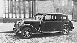Schwarzer Škoda 650 von der Seite aufgenommen am Straßenrand stehend.
