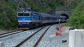 Ausfahrt aus dem Tunnel und Einfahrt in den Bahnhof Špičák (2015)