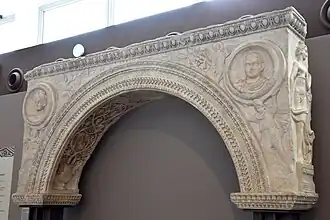 Der kleine Galeriusbogen im Archäologischen Museum Thessaloniki