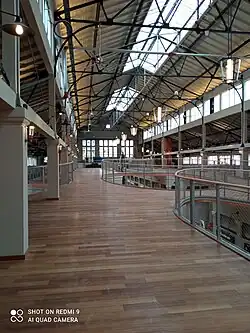 Neu eingezogene Ebene über den Geschäften