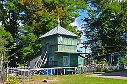 Historischer hölzerner Glockenturm auf dem Friedhof