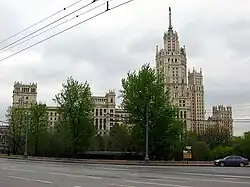 Blick von der Jausskaja-Straße am Wohngebäude an der Kotelnitscheskaja-Uferstraße