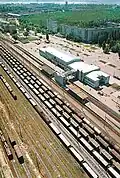 Luftbild von Osten: Rechts Gleise des Personenbahnhofs, links jene des Güterverkehrs