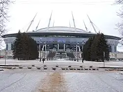 Krestowski-Stadion in Sankt Petersburg im Winter, Blick auf den Haupteingang