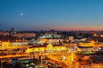Der Bahnhof im Stadtbild von Kiew