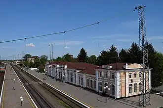 Bahnsteiggleise und Empfangsgebäude von der Fußgängerbrücke, 2019