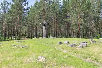 Kreuz der Trauer (errichtet 2000) zur Erinnerung an den Winterkrieg, unweit der Kreuzung mit der früheren A131 bei Lemetti