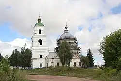 Kirche St. Nikolaus, in Sopych, im Zentrum des Dorfes, zum Zeitpunkt der Aufnahme 2020 in Renovierung befindlich: Während der Glockenturm bereits frisch geweißt ist, ist die Kuppel über dem Kirchenschiff noch eingerüstet