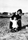 Gurit Kadman 1922 in Chefziba (zusammen mit ihrem zweijährigen Sohn Raphael)
