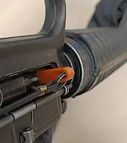 M16 mit einer Sicherheitsfahne im Patronenlager (engl. empty chamber indicator)