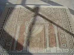 Ädikula, darin Lade mit Vorhang (Khirbet Samara)