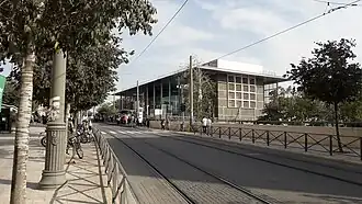 Empfangsgebäude des neuen Bahnhofes, im Vordergrund die Haltestelle der Stadtbahn Jerusalem (2018)