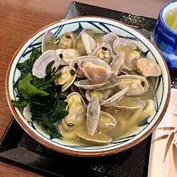 Japanische Udon-Nudeln mit Manila-Teppichmuscheln