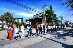 Gästeschlange – Bannai Shokudo-Ramenlokal, Kitakata 2017